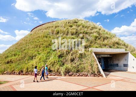 Johannesburg Südafrika, Maropeng Visitors Center Centre, Cradle of Humankind World Heritage Site, Tumulus Gebäude Erde bedeckt Stockfoto