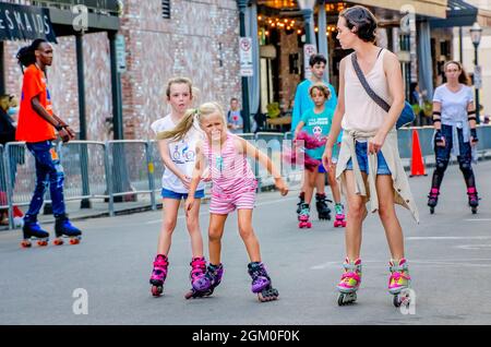 Während Roll Mobile, 10. September 2021, in Mobile, Alabama, lernt ein Mädchen, wie man Inline-Skate macht. Die Skate Night findet monatlich statt. Stockfoto