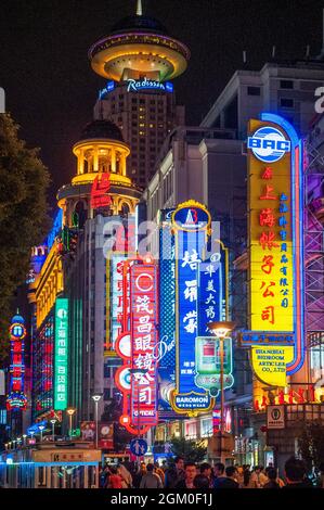 Einkaufsmeile Nanjing Dong Lu (Nanjing Road East), Shanghai, China Stockfoto