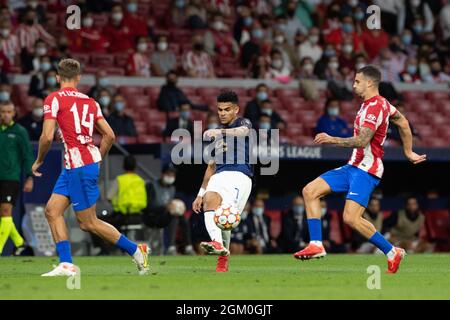 Madrid, Spanien. September 2021. Portos Matheus Uribe (C) tritt beim UEFA Champions League-Spiel der Gruppe B zwischen Atletico de Madrid und dem FC Porto am 15. September 2021 in Madrid, Spanien, an. (Xinhua/Meng Dingbo) Quelle: Meng Dingbo/Xinhua/Alamy Live News Stockfoto