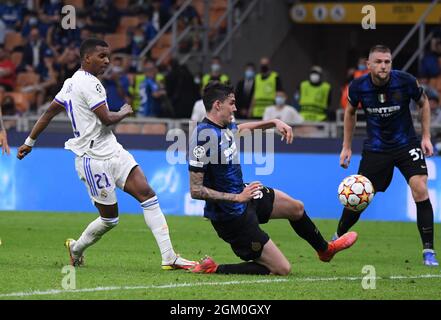 Mailand, Italien. September 2021. Rodrygo (L) von Real Madrid erzielt sein Tor beim UEFA Champions League-Spiel der Gruppe D zwischen FC Inter und Real Madrid am 15. September 2021 in Mailand, Italien. Quelle: Alberto Lingria/Xinhua/Alamy Live News Stockfoto