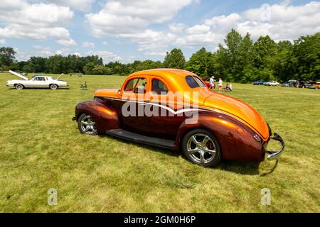 Ein in Orange und Bronze gemaßtes Ford Coupé aus dem Jahr 1940, das auf einer Automobilausstellung in Fort Wayne, Indiana, USA, ausgestellt wird. Stockfoto