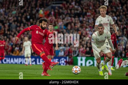 Liverpool. September 2021. Mohamed Salah (L) von Liverpool dreht während des UEFA Champions League-Spiels der Gruppe B zwischen Liverpool und dem AC Mailand am 15. September 2021 in Anfield in Liverpool, Großbritannien. Quelle: Xinhua/Alamy Live News Stockfoto