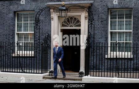 London, Großbritannien. September 2021. Dominic Raab verlässt am 15. September 2021 die Downing Street 10 in London, Großbritannien. Der britische Premierminister Boris Johnson hat am Mittwoch sein Kabinett umgestellt, wobei Dominic Raab unter anderem als Außenminister entfernt wurde. Raab wurde stellvertretender Premierminister und Justizminister. Quelle: Han Yan/Xinhua/Alamy Live News Stockfoto