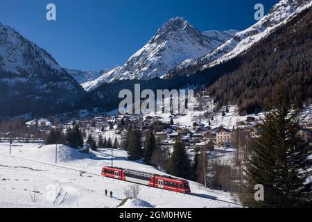 FRANKREICH HAUTE-SAVOIE (74) DORF VALLORCINE UND DER MONT OREB, ZUG CHAMONIX/MARTIGNY ( SUISSE ) Stockfoto