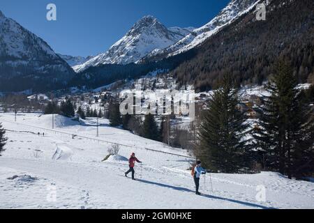 FRANKREICH HAUTE-SAVOIE (74) DORF VALLORCINE UND DER BERG OREB, DIE SKIPISTEN UND LANGLAUFSKI Stockfoto