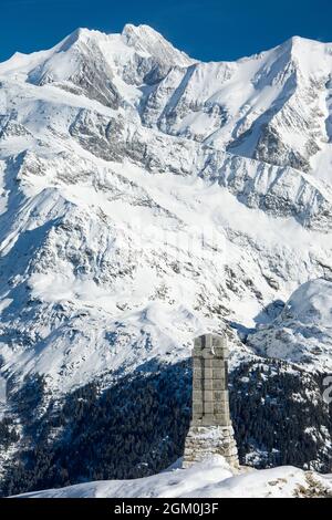 FRANKREICH HAUTE-SAVOIE (74) LES CONTAMINES-MONTJOIE, DER MONT BLANC VOM PASS VON JOLY, IM VORDERGRUND DAS 'DENKMAL' (KRIEG 39/40) Stockfoto