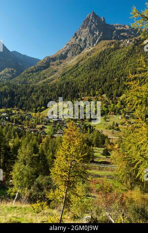 FRANKREICH HAUTE-SAVOIE (74) VALLORCINE, DAS DORF UND DER GIPFEL VON LORIAZ Stockfoto