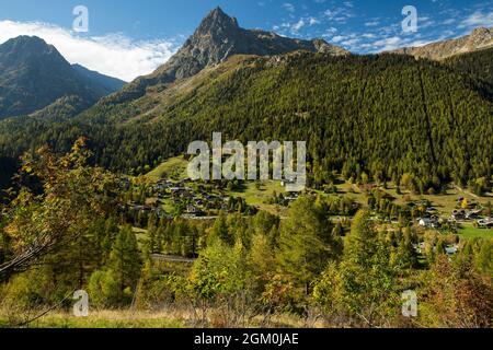 FRANKREICH HAUTE-SAVOIE (74) VALLORCINE, DAS DORF UND DER GIPFEL VON LORIAZ Stockfoto