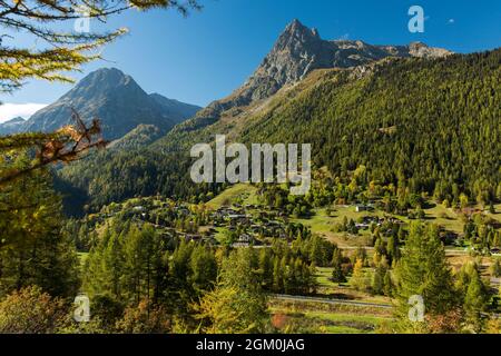 FRANKREICH HAUTE-SAVOIE (74) VALLORCINE, DAS DORF UND DER GIPFEL VON LORIAZ Stockfoto