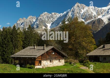 FRANKREICH HAUTE-SAVOIE (74) LES HOUCHES, BAUERNHOF IM WEILER CHAROUSSE, DEN GIPFELN VON CHAMONIX, DEM GIPFEL VON MIDI Stockfoto