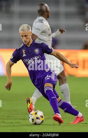 15. September 2021: Orlando City-Stürmer SILVESTER VAN DER WATER (14) treibt den Ball in der ersten Hälfte des Fußballmatches Orlando City gegen CF Montreal am 15. September 2021 im Exploria Stadium in Orlando, FL. (Bild: © Cory Knowlton/ZUMA Press Wire) Stockfoto