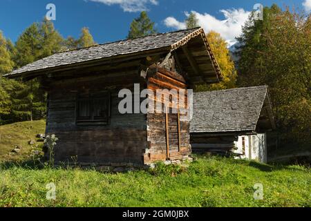 FRANKREICH HAUTE-SAVOIE (74) LES HOUCHES, SCHEUNE DES WEILERS CHAROUSSE Stockfoto