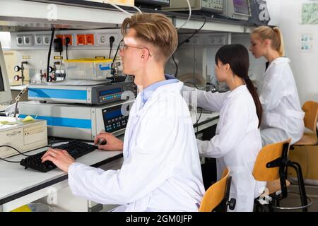 Männlicher Wissenschaftler, der in der Forschung im Labor tätig ist Stockfoto