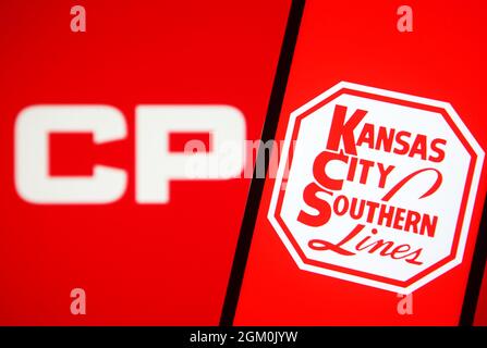 Ukraine. September 2021. In dieser Abbildung ist das Kansas City Southern (KCS)-Logo auf einem Smartphone-Bildschirm mit einem Logo der Canadian Pacific Railway (CPR) im Hintergrund zu sehen. Kredit: SOPA Images Limited/Alamy Live Nachrichten Stockfoto