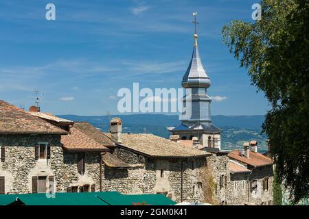 FRANKREICH HAUTE-SAVOIE (74) YVOIRE, MITTELALTERLICHES DORF UND SEIN GLOCKENTURM IM GENFER SEE Stockfoto