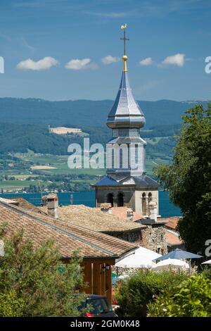 FRANKREICH HAUTE-SAVOIE (74) YVOIRE, MITTELALTERLICHES DORF UND SEIN GLOCKENTURM IM GENFER SEE Stockfoto