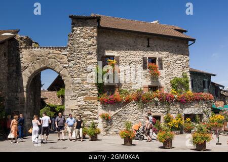 FRANKREICH HAUTE-SAVOIE (74) YVOIRE, MITTELALTERLICHES DORF AM GENFER SEE: RATHAUSPLATZ, TÜR ROVOREE Stockfoto