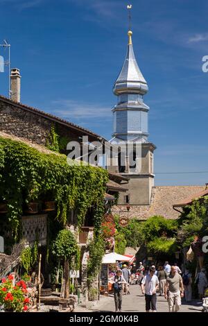 FRANKREICH HAUTE-SAVOIE (74) YVOIRE, MITTELALTERLICHES DORF UND SEIN GLOCKENTURM IM GENFER SEE Stockfoto