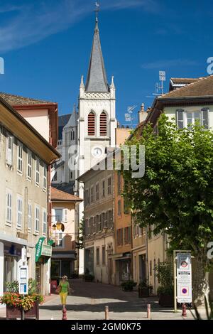 FRANKREICH HAUTE-SAVOIE (74) THONON-LES-BAINS, KIRCHE SAINT-HIPPOLYTE VON DER STRASSE DES RATHAUSES Stockfoto