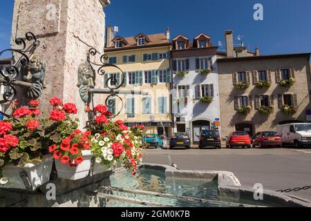FRANKREICH HAUTE-SAVOIE (74) STADT THONON-LES-BAINS, BRUNNENPLATZ DES RATHAUSES Stockfoto