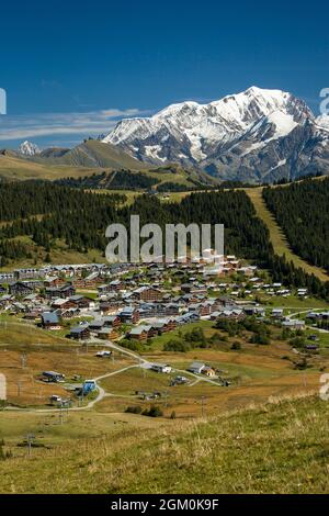 FRANKREICH SAVOIE (73) LES SAISIES, SKI RESSORT IM SOMMER UND DER MONT-BLANC, BEAUFORTAIN MASSIV Stockfoto