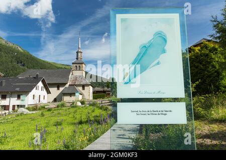 FRANKREICH HAUTE-SAVOIE (74) LES CONTAMINES-MONTJOIE, KIRCHE UND SAMIVEL-GARTEN Stockfoto