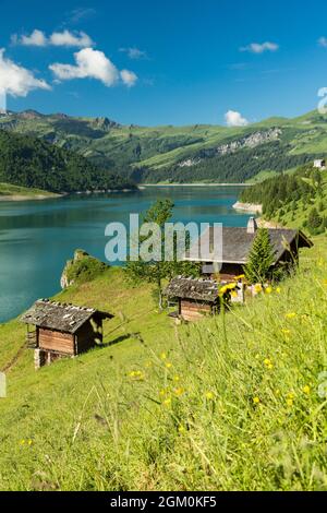 FRANKREICH SAVOIE (73) BEAUFORT, CHALETS AM ROSELEND-SEE, BEAUFORTAIN-MASSIV Stockfoto