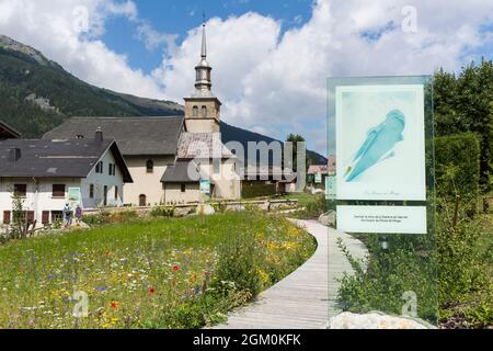 FRANKREICH HAUTE-SAVOIE (74) LES CONTAMINES-MONTJOIE, KIRCHE UND SAMIVEL-GARTEN Stockfoto