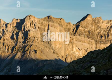 FRANKREICH HAUTE-SAVOIE (74) PASSY, DIE FELSEN VON FIZ GESEHEN, DA DIE NADELN ROT Stockfoto