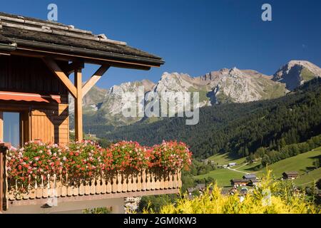 FRANKREICH HAUTE-SAVOIE (74) LE GRAND-BORNAND, BALKON MIT BLUMEN, CHALET UND DAS ARAVIS-MASSIV Stockfoto