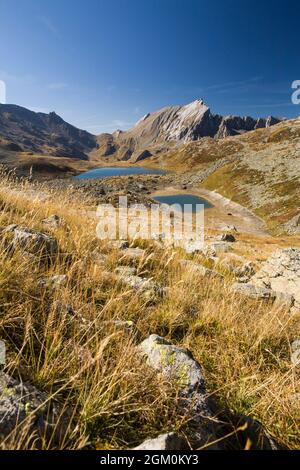 FRANKREICH HAUTE-SAVOIE (74) LES CONTAMINES-MONTJOIE, DIE JOVET SEEN, PASS VON BONHOMME UND DER GIPFEL DES PENNAZ Stockfoto