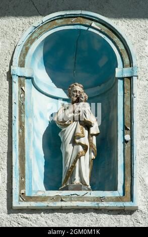 FRANKREICH HAUTE-SAVOIE (74) SERVOZ, STATUE VOR DER KIRCHE Stockfoto