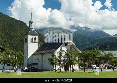 FRANKREICH HAUTE-SAVOIE (74) SERVOZ, KIRCHE Stockfoto