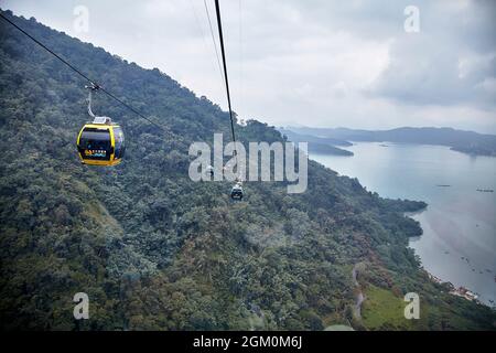 Blick auf die Seilbahn, die das Dorf Formosan mit dem Mondsee in der Grafschaft Nantou verbindet. Stockfoto