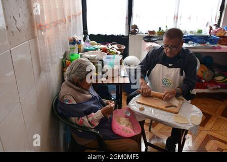 Nicht exklusiv: Ein älterer Koch kocht Krapfen im Rahmen des CCXI-Jahrestages des mexikanischen Unabhängigkeitstages. Wie jedes Jahr kommen mexikanische Familien zusammen, um zu feiern Stockfoto