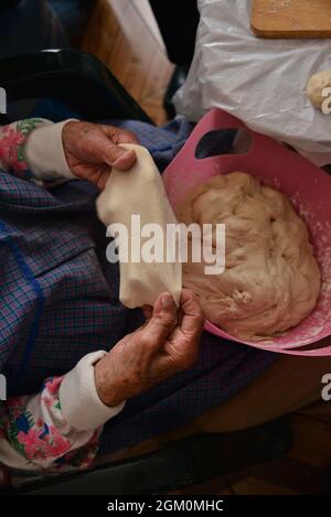 Nicht exklusiv: Ein älterer Koch kocht Krapfen im Rahmen des CCXI-Jahrestages des mexikanischen Unabhängigkeitstages. Wie jedes Jahr kommen mexikanische Familien zusammen, um zu feiern Stockfoto