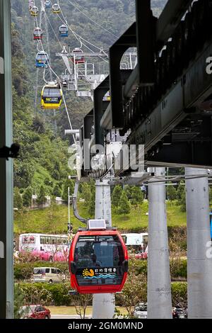 Blick auf die Seilbahnen, die sich der Seilbahnstation am Sun Moon Lake im Bezirk Nantou nähern. Stockfoto