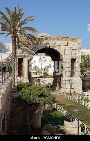 Antiker römischer Bogen von Marcus Aurelius im Zentrum von Tripolis, Libyen. Der Triumphbogen wurde 165 zu Ehren des römischen Imperators errichtet. Stockfoto