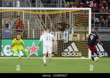 Washington, USA. September 2021. D.C. United-Stürmer Ola Kamara (9) punktet gegen Chicago Fire FC-Torwart Bobby Shuttleworth (1), links, bei einem Elfmeterstoß in der ersten Halbzeit im Audi-Feld in Washington, DC, Mittwoch, 15. September 2021. United besiegte Fire FC, 3:0. (Foto: Chuck Myers/Sipa USA) Quelle: SIPA USA/Alamy Live News Stockfoto