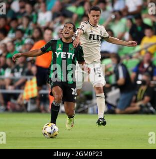 Austin, Texas, USA. 15. September 2021: Der Los Angeles FC Mittelfeldspieler Daniel Crisostomo (15) fouls Austin FC Forward Cecilio Dominguez (10) während eines Major League Soccer Spiels zwischen dem FC Austin und dem LAFC am 15. September 2021 in Austin, Texas. (Bild: © Scott Coleman/ZUMA Press Wire) Bild: ZUMA Press, Inc./Alamy Live News Stockfoto