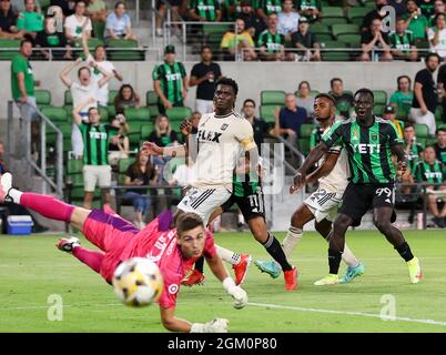 Austin, Texas, USA. 15. September 2021: Los Angeles FC Verteidiger Jesus Murillo (94), Los Angeles FC Verteidiger Diego Palacios (12) und Austin FC Stürmer Moussa Djitte (99) beobachten, wie Los Angeles FC Torwart Tomas Romero (30) taucht und einen Rodney Redes Schuss auf das Tor verpasst, das während eines Major League Soccer Spiels zwischen Austin FC und LAFC on weit ins Netz ging 15. September 2021 in Austin, Texas. (Bild: © Scott Coleman/ZUMA Press Wire) Bild: ZUMA Press, Inc./Alamy Live News Stockfoto