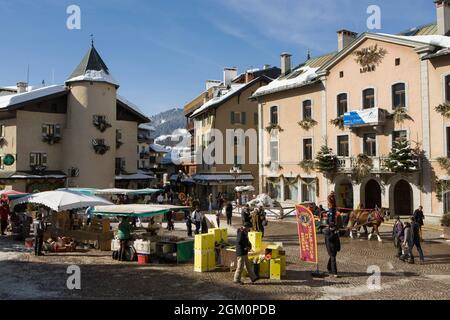 FRANKREICH HAUTE-SAVOIE (74) MEGEVE, PLATZ DER KIRCHE Stockfoto