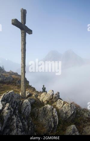 FRANKREICH HAUTE-SAVOIE (74) VALLORCINE, ÜBERQUEREN AUF DEM GIPFEL DES POSETTES UND MEER VON WOLKEN, IM HINTERGRUND ROTE GIPFEL Stockfoto