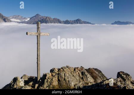 FRANKREICH HAUTE-SAVOIE (74) VALLORCINE, KREUZ AUF DEM GIPFEL DES POSETTES UND MEER DER WOLKEN, Stockfoto