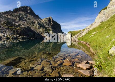 FRANKREICH HAUTE-SAVOIE (74) CHAMONIX, LAKE CORNU UND GIPFEL DES CHARLANON, MASSIV DER GIPFEL ROUGES Stockfoto