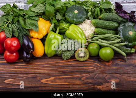 Frisches Gemüse symmetrisch an Bord angeordnet. Zutaten Stockfoto