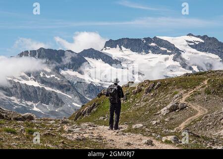 Ein Sommer-Bergwanderer auf den Gipfeln vor Gletschern Stockfoto