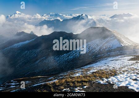 FRANKREICH HAUTE-SAVOIE (74) LES CONTAMINES-MONTJOIE, DAS MASSIV DER VANOISE UND DES MONTE POURRI VOM NORDKOPF DER VIERE (GR UM DEN MONT-BLANC), IM F Stockfoto