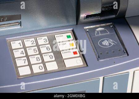 ATM-Tastatur mit Kunststofftasten zur Eingabe von PIN-Codes mit Zahlen und Buchstaben. Karteneinschub und kontaktloser NFC-Leser für die Nahfeldkommunikation Stockfoto